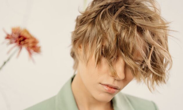 Mastering Medium Length Messy Hairstyles: A Guide to Effortless Chic